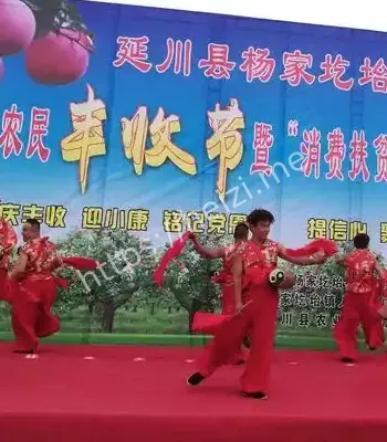 唱着民歌迎丰收